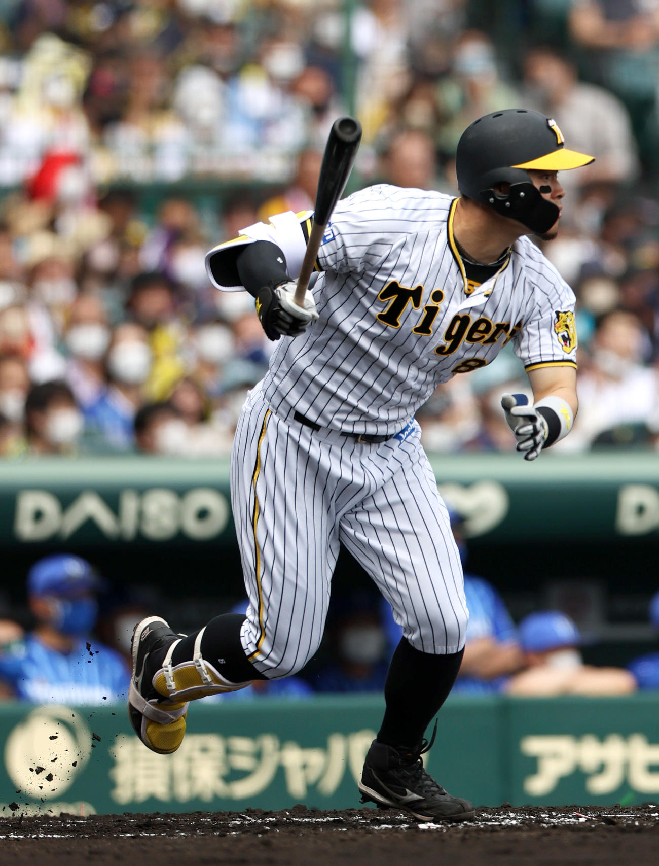 阪神対DeNA 1回裏阪神1死一、三塁、佐藤輝は中越え2点適時二塁打を放つ（撮影・上山淳一）
