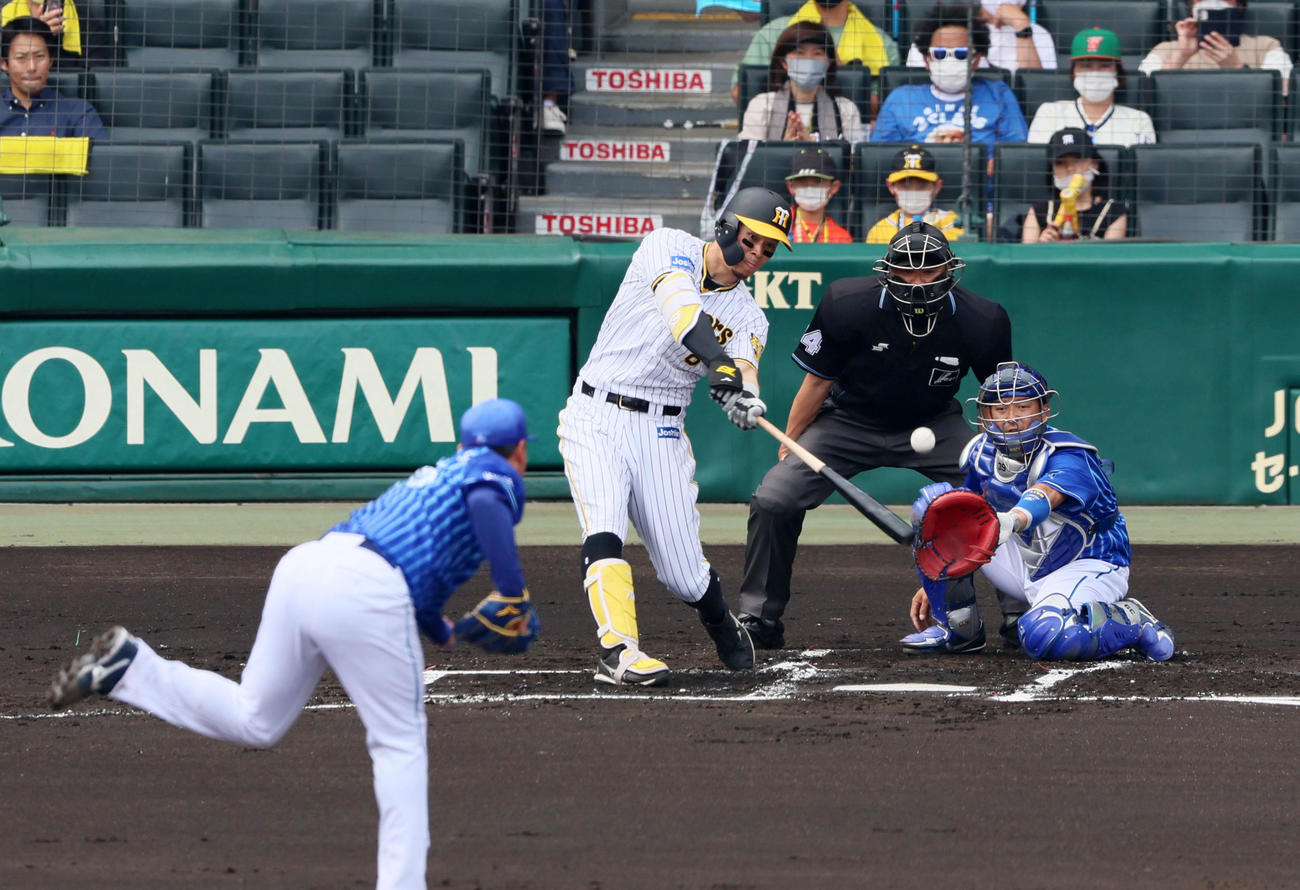 阪神対DeNA 1回裏阪神1死一、三塁、佐藤輝は中越え適時二塁打を放つ。投手は浜口（撮影・加藤哉）