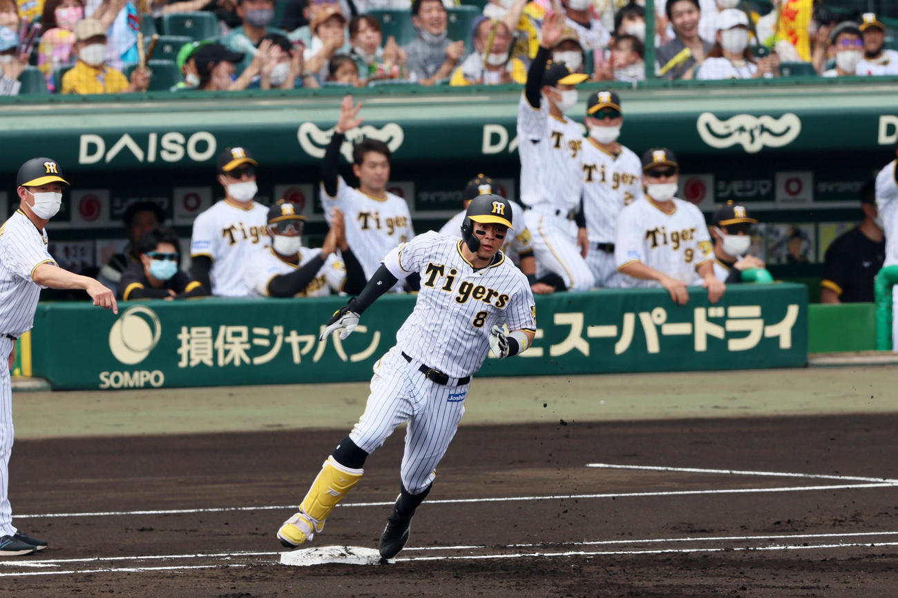 阪神対DeNA 1回裏阪神1死一、三塁、佐藤輝は中越え適時二塁打を放つ（撮影・加藤哉）