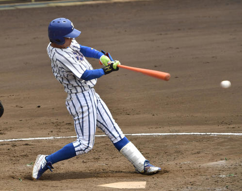紅白戦、6回、立正大・奈良間は左前適時打を放つ（撮影・柴田隆二）