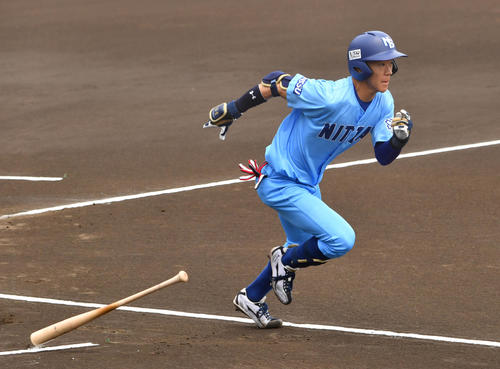 紅白戦、1回、日体大・矢沢は一塁ゴロに倒れる（撮影・柴田隆二）