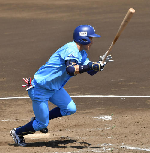 紅白戦、4回、日体大・矢沢は中前に適時打を放つ（撮影・柴田隆二）