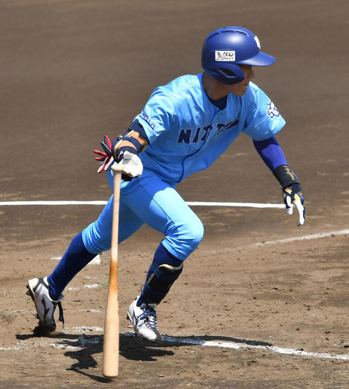 紅白戦、4回、日体大・矢沢は中前に適時打を放つ（撮影・柴田隆二）