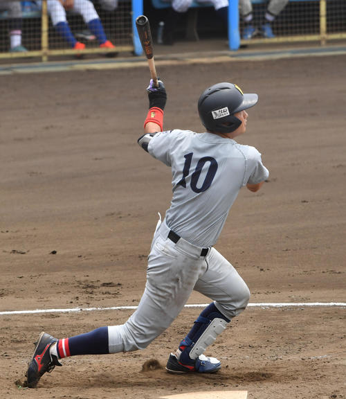 紅白戦、5回、関大・有馬は中犠飛を放つ（撮影・柴田隆二）