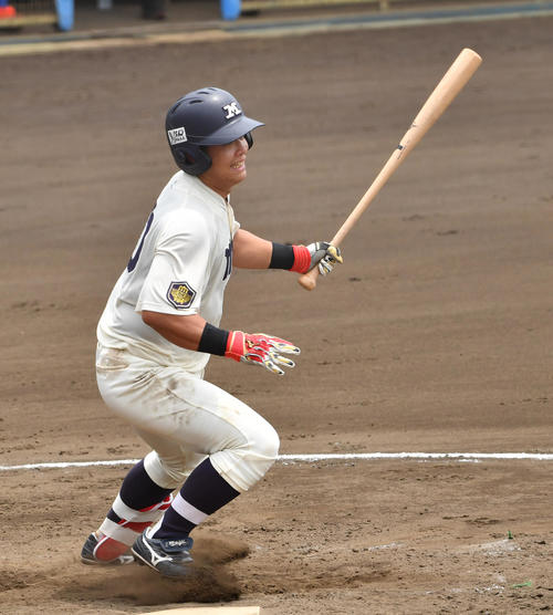 紅白戦、5回、明大・蓑尾は右前に適時打を放つ（撮影・柴田隆二）