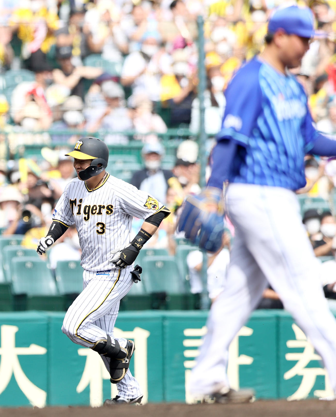 阪神対DeNA 3回裏阪神2死一塁、大山は中越え2点本塁打を放ちダイヤモンドを1周する。手前は投手浜口（撮影・上山淳一）
