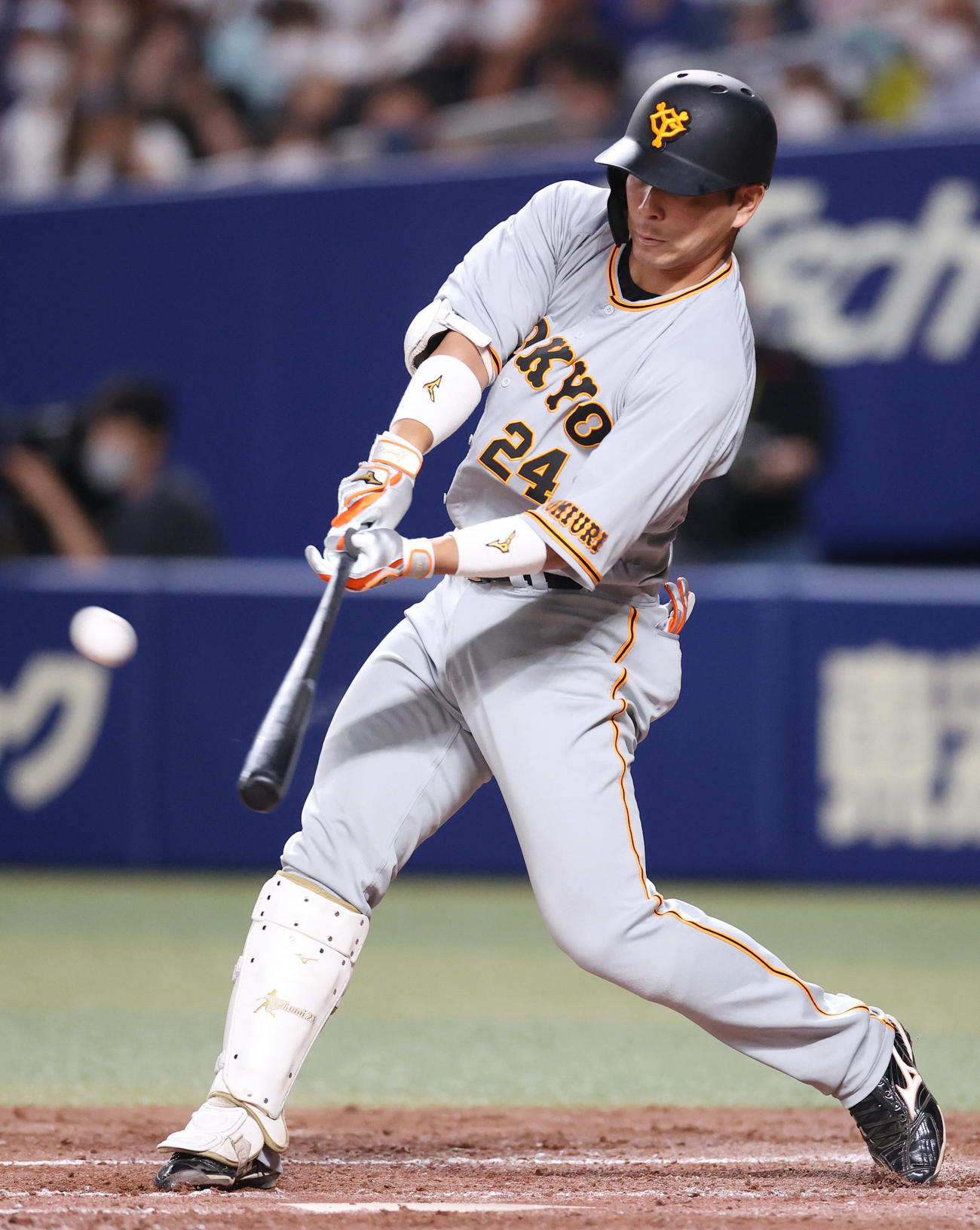 中日対巨人　3回表巨人無死、ソロ本塁打を放つ大城（撮影・狩俣裕三）
