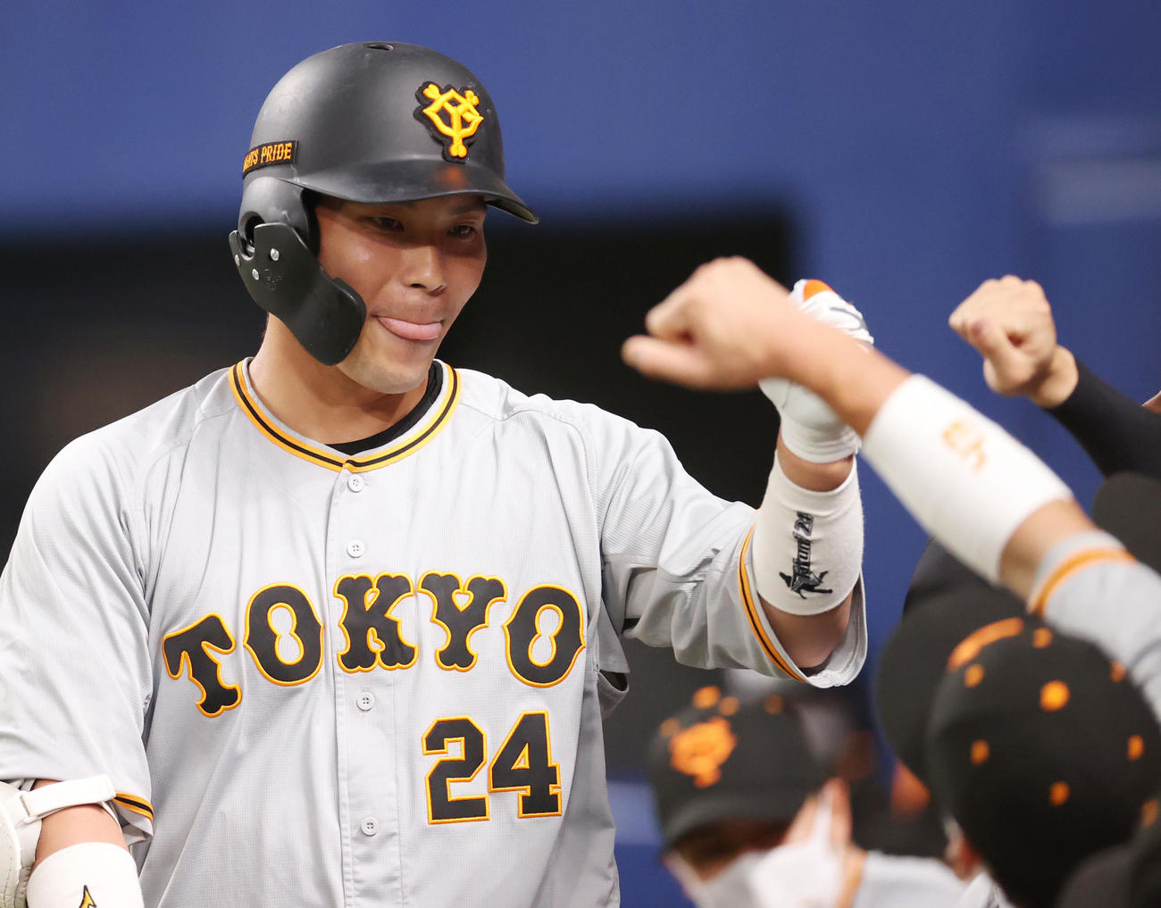 中日対巨人　3回表巨人無死、ソロ本塁打を放ち、ベンチに迎えられる大城（撮影・狩俣裕三）