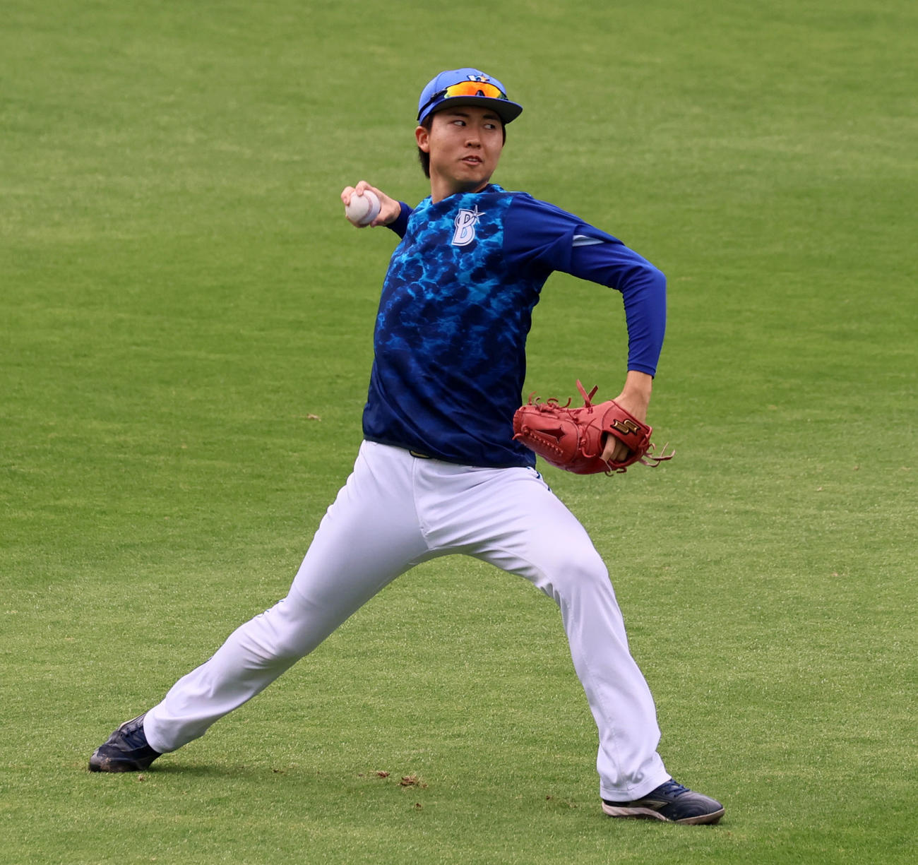 阪神対DeNA　練習でキャッチボールする京山（撮影・加藤哉）
