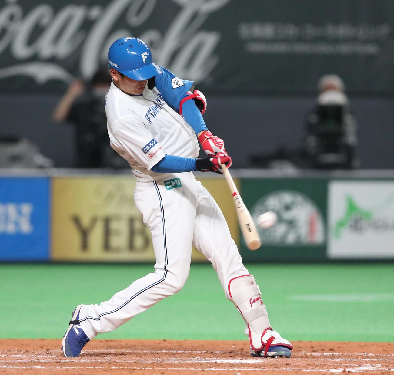 日本ハム対ロッテ　4回裏日本ハム1死、左中間に本塁打を放つ野村（撮影・黒川智章）