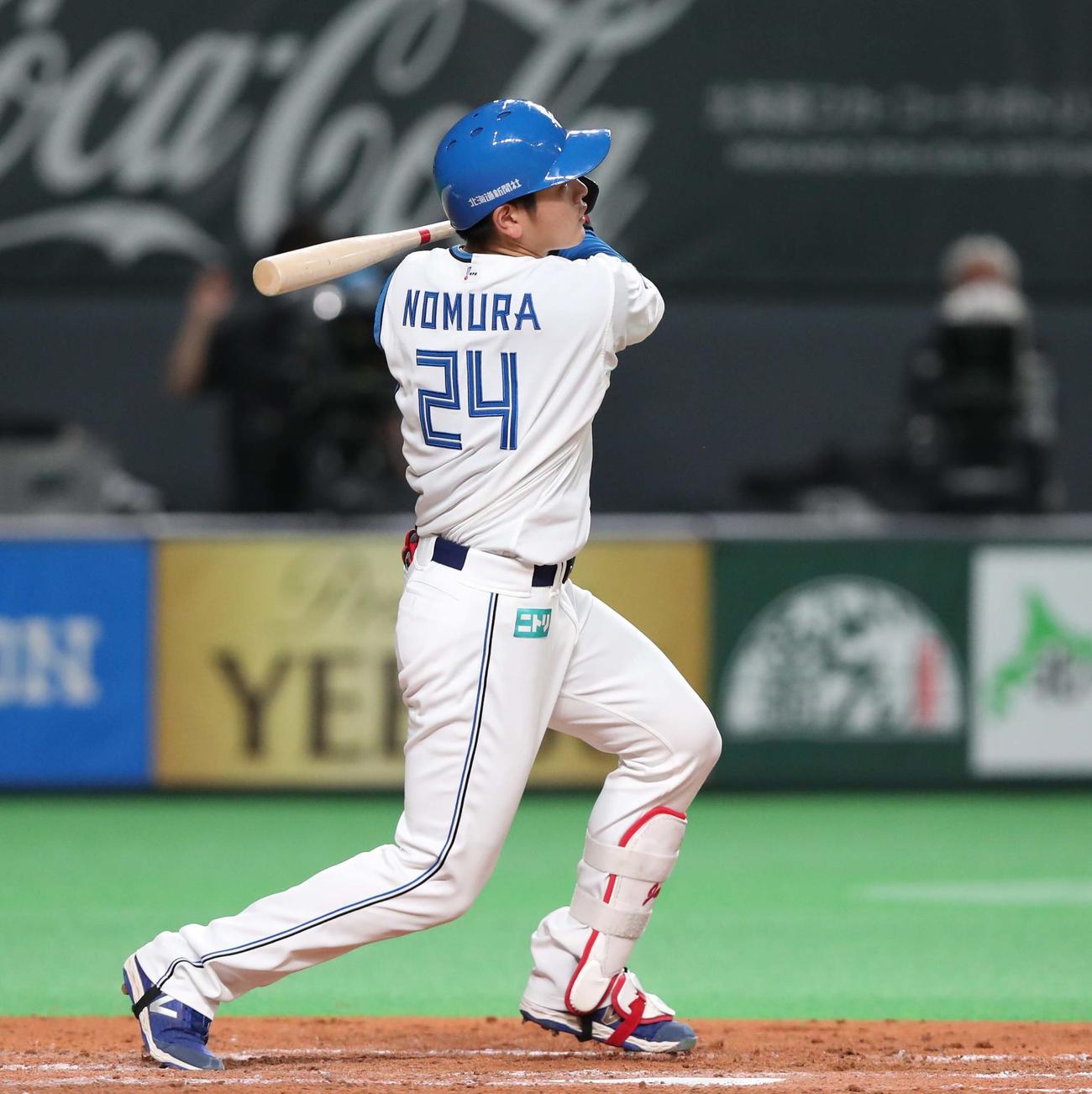 日本ハム対ロッテ　4回裏日本ハム1死、左中間に本塁打を放つ野村（撮影・黒川智章）