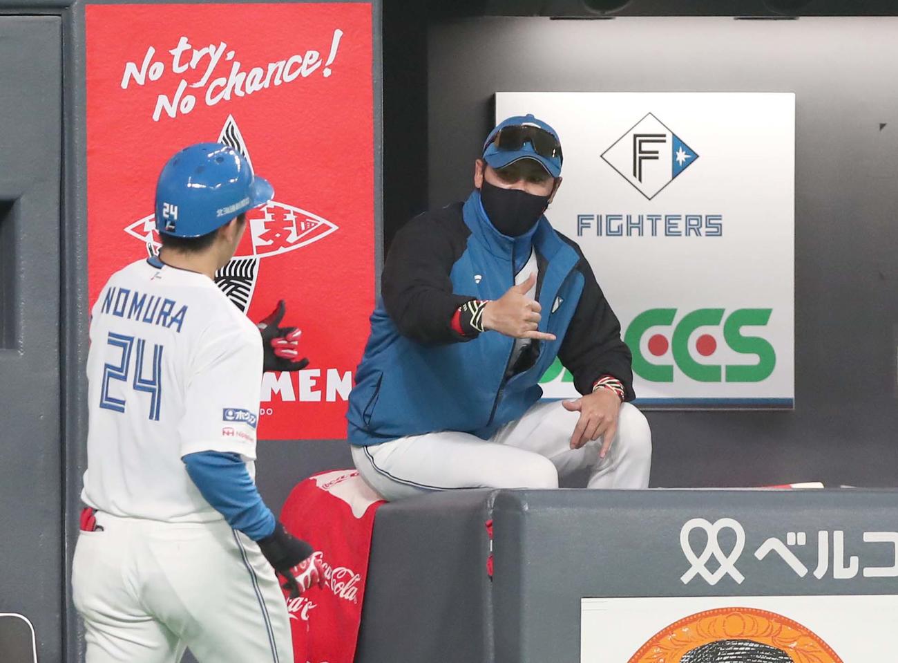 日本ハム対ロッテ　4回裏、本塁打を放った野村を出迎える新庄監督（撮影・黒川智章）