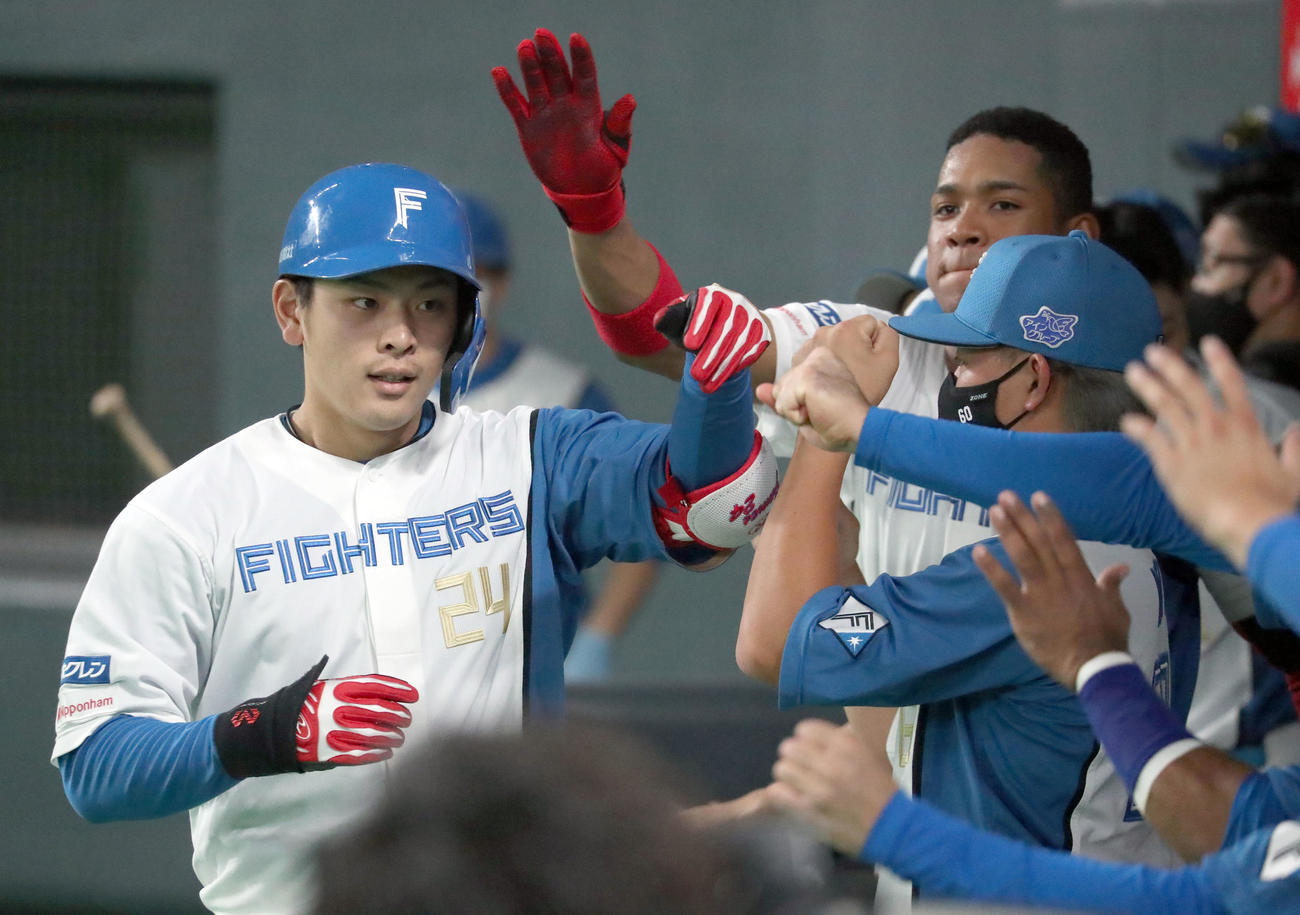 日本ハム対ロッテ　4回裏日本ハム1死、野村は左越え本塁打を放ちチームメートに出迎えられる（撮影・佐藤翔太）