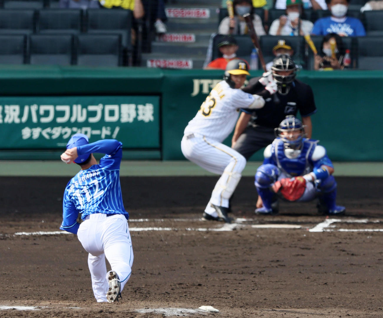 阪神対DeNA 6回裏、DeNA3番手で登板の入江は112番のユニホーム着用（撮影・加藤哉）