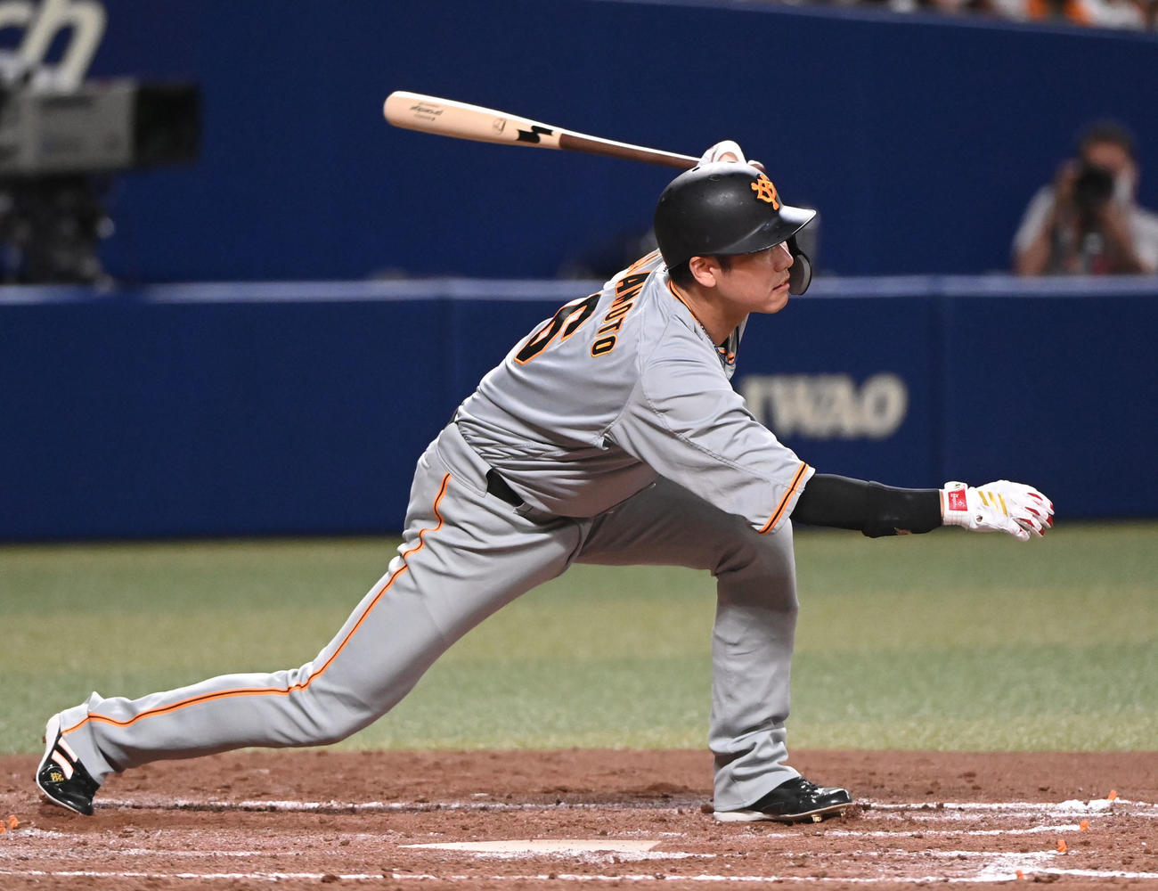 中日対巨人　3回表巨人1死満塁、右前2点適時打を放つ坂本（撮影・森本幸一）