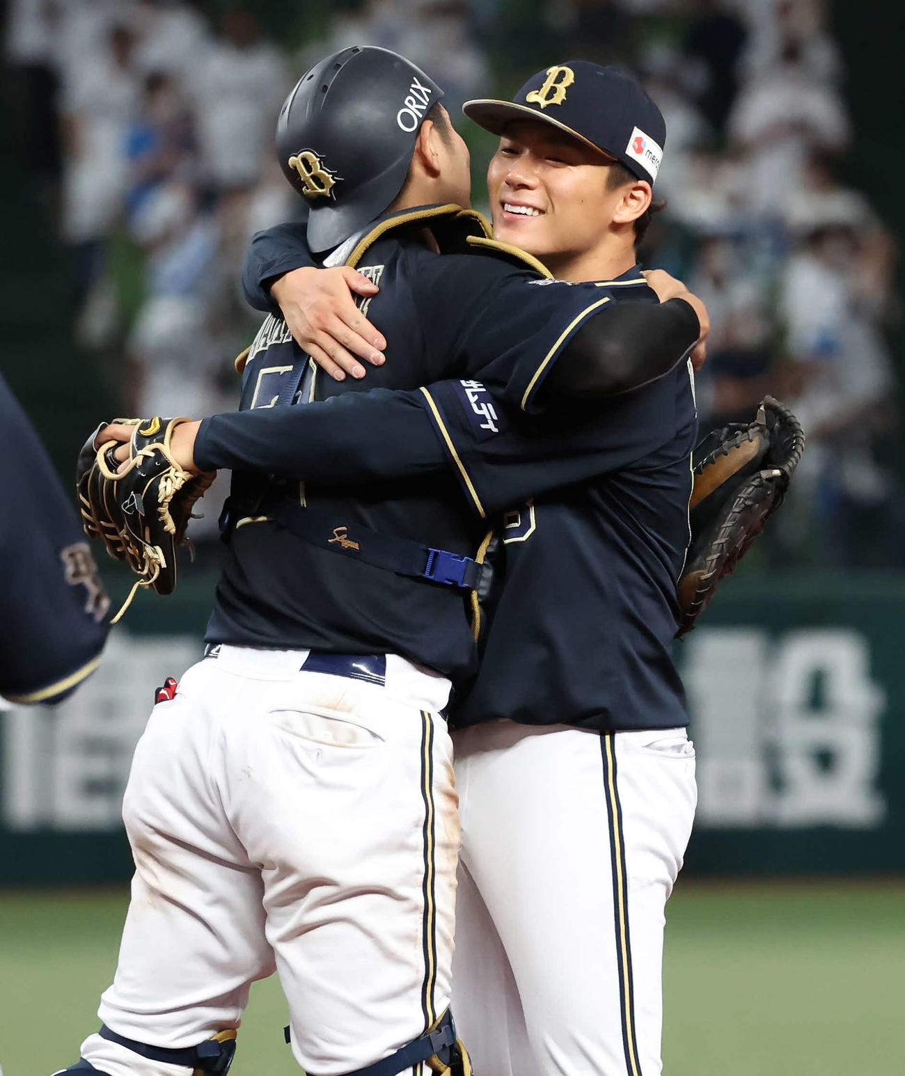 西武対オリックス　ノーヒットノーランを達成して捕手若月（左）と抱き合う山本（撮影・丹羽敏通）