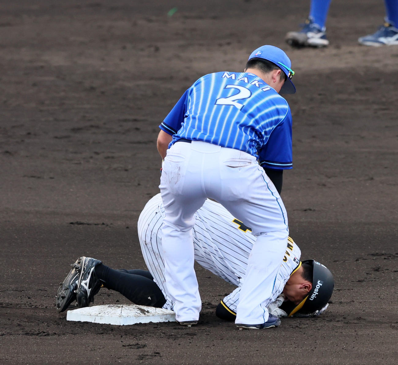 阪神対DeNA 8回裏阪神1死一塁、代走熊谷は二塁盗塁を狙うもアウトとなったプレーで大和と接触し頭部を負傷。左は駆け寄る牧（撮影・加藤哉）