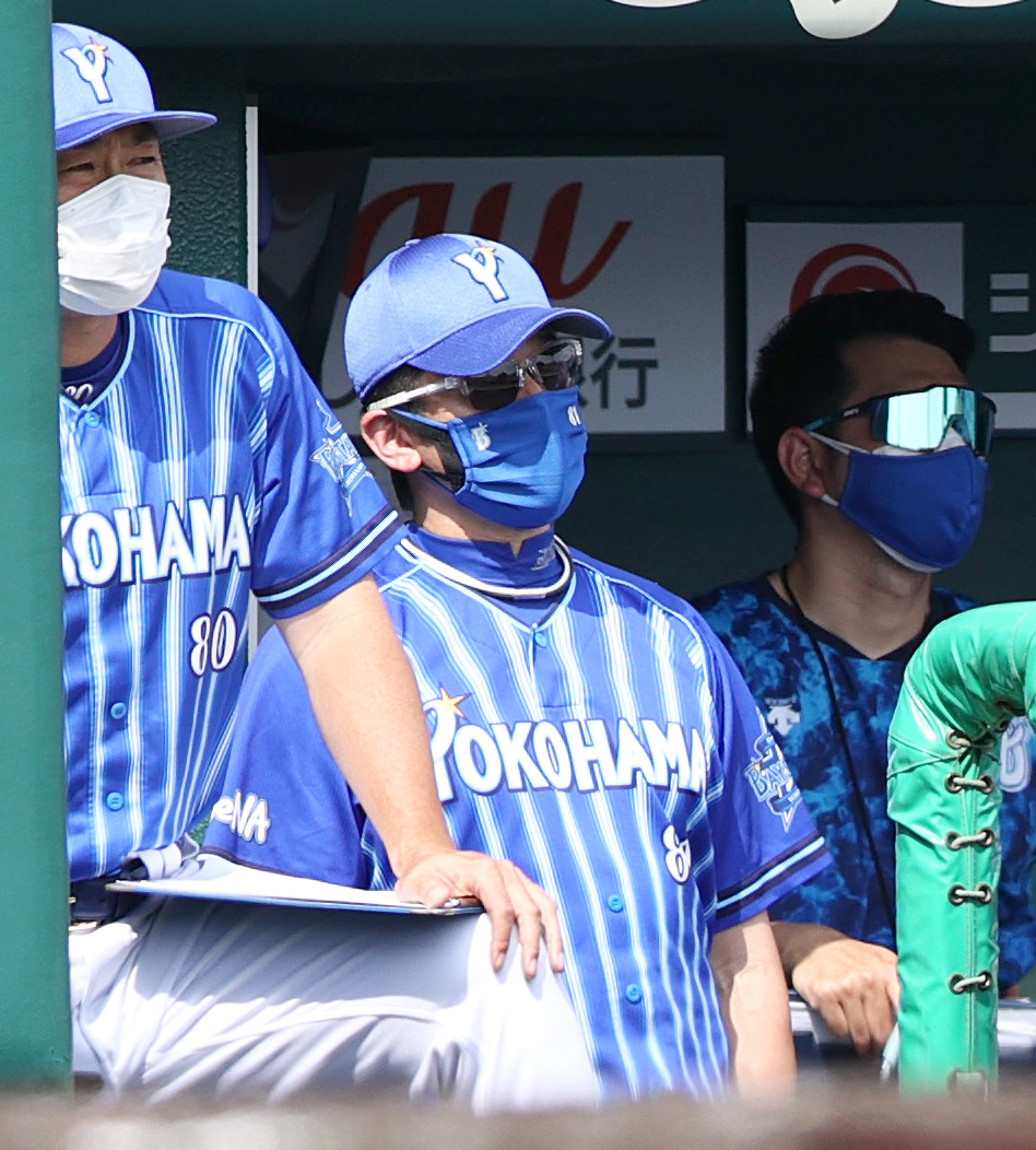 阪神対DeNA 3回裏阪神2死一塁、大山の中越え2点本塁打をベンチから見つめるDeNA三浦監督（中央）（撮影・上山淳一）