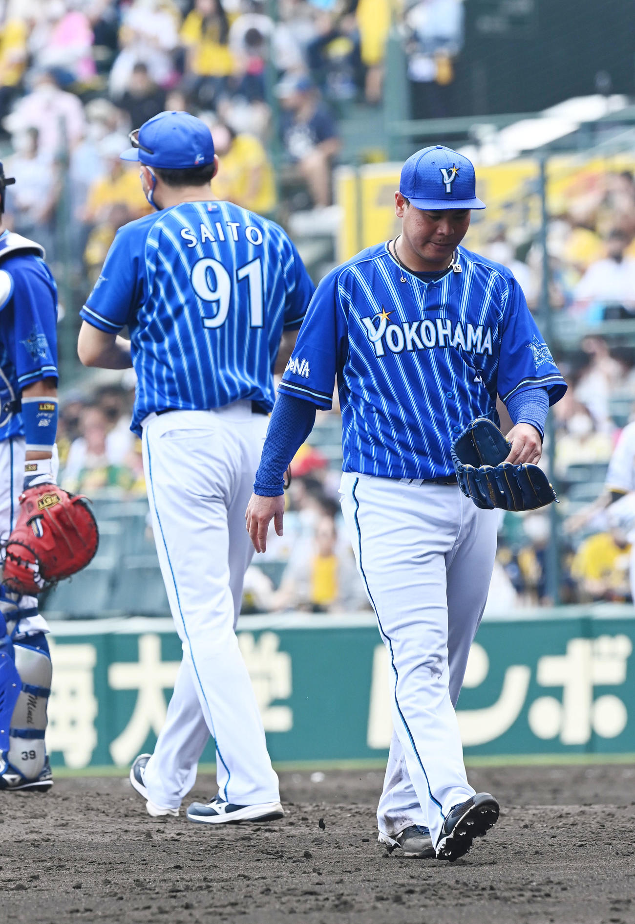 阪神対DeNA 5回裏阪神2死一、二塁、交代にがっくりとベンチに戻る浜口（撮影・前岡正明）