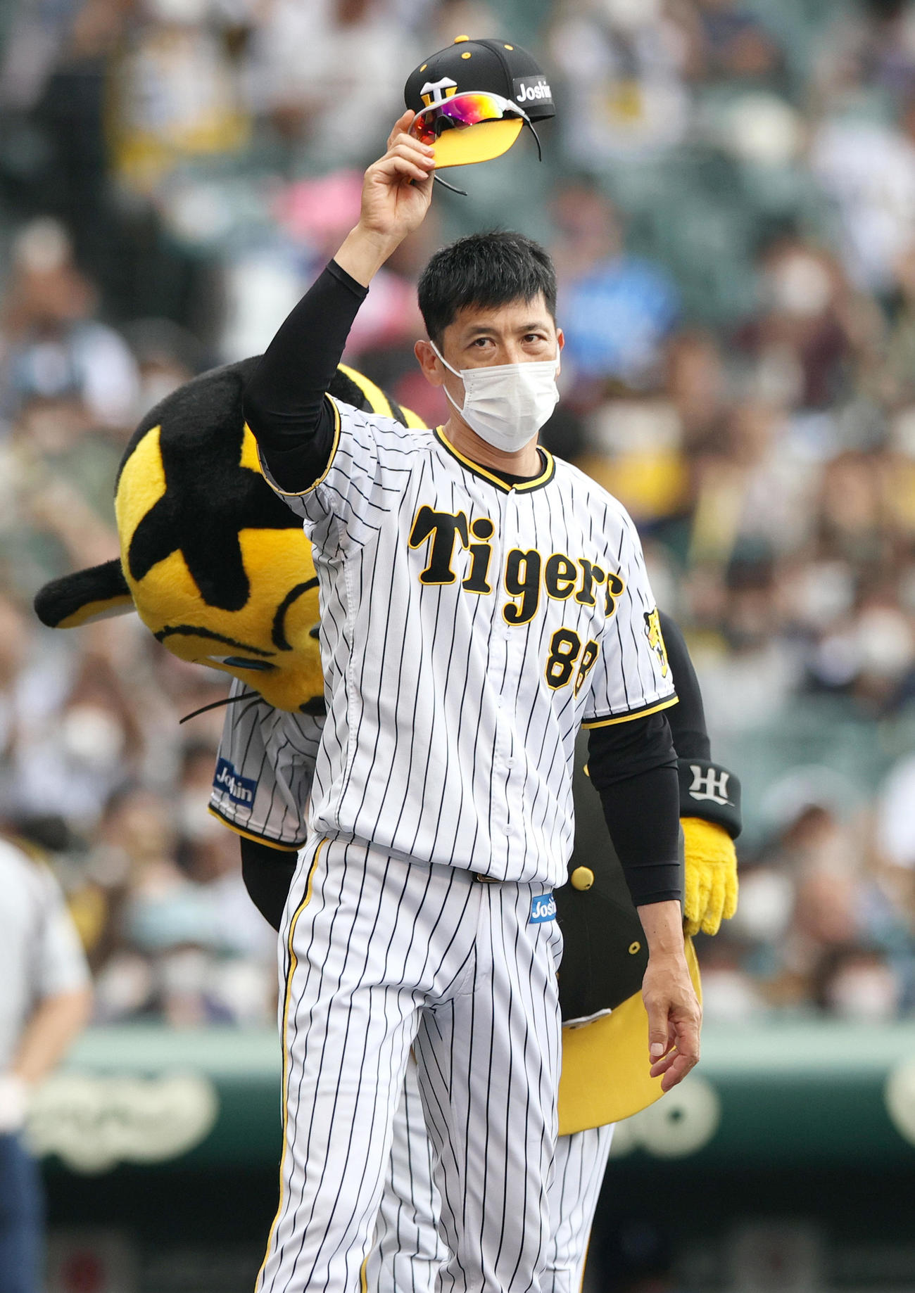 阪神対DeNA DeNAに連勝しファンへあいさつする阪神矢野監督（撮影・上山淳一）