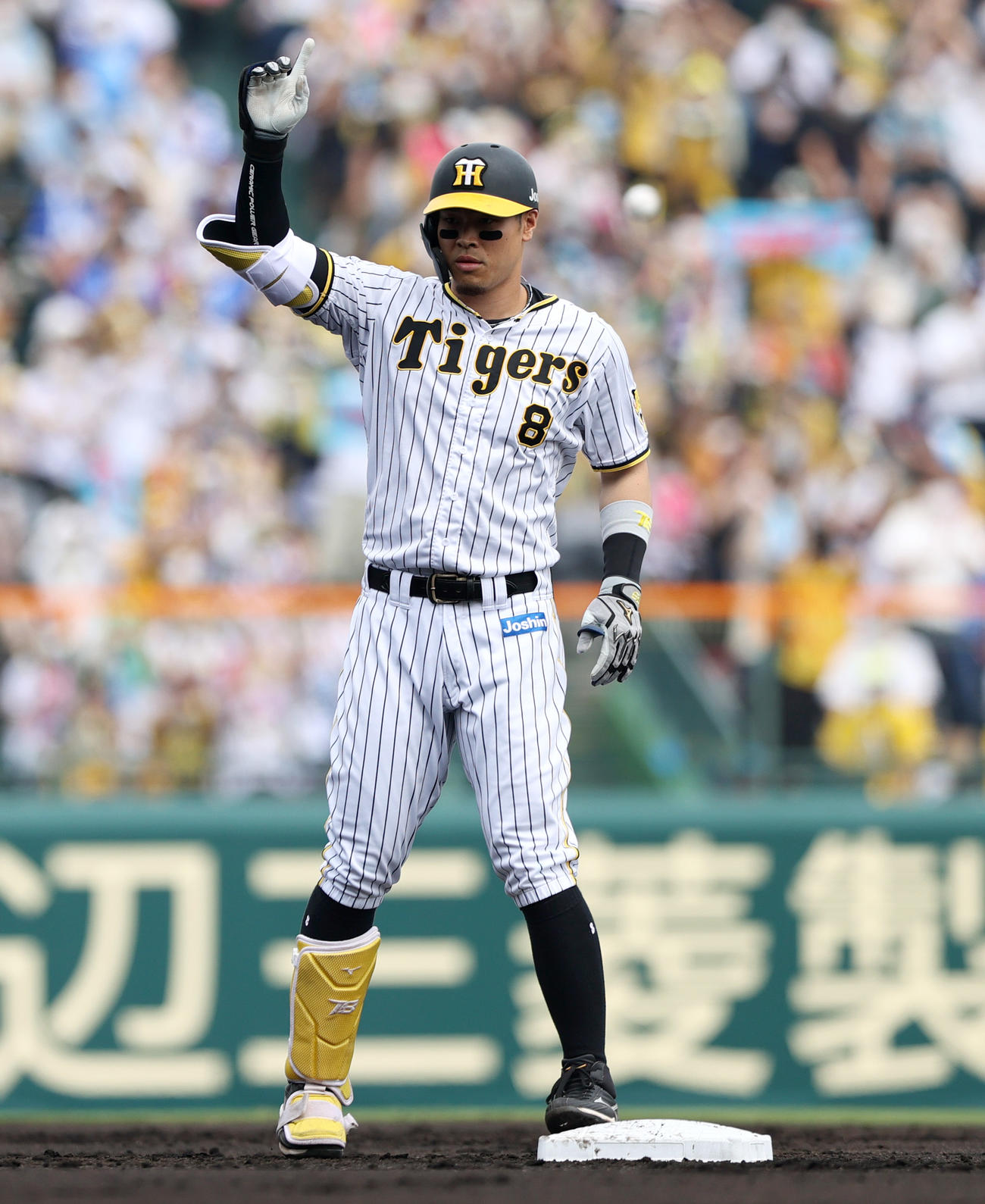 阪神対DeNA 1回裏阪神1死一、三塁、佐藤輝は中越え2点適時二塁打を放ちベンチへポーズする（撮影・上山淳一）