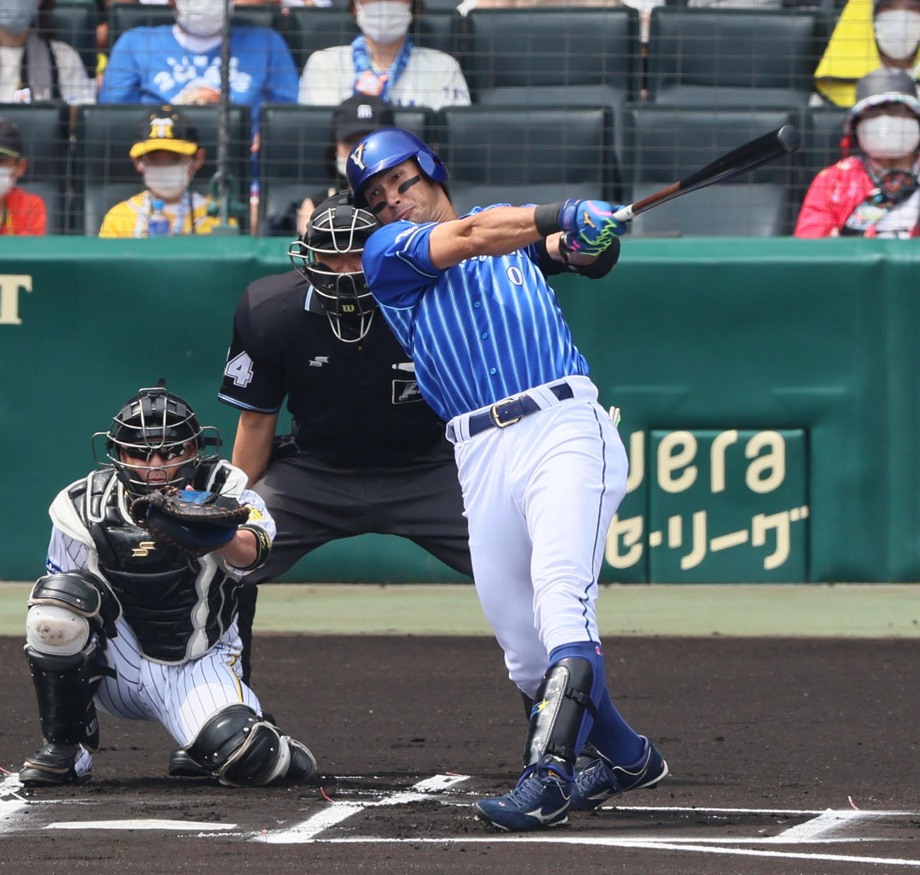 阪神対DeNA 1回表DeNA1死、大田は左越えソロ本塁打を放つ（撮影・加藤哉）