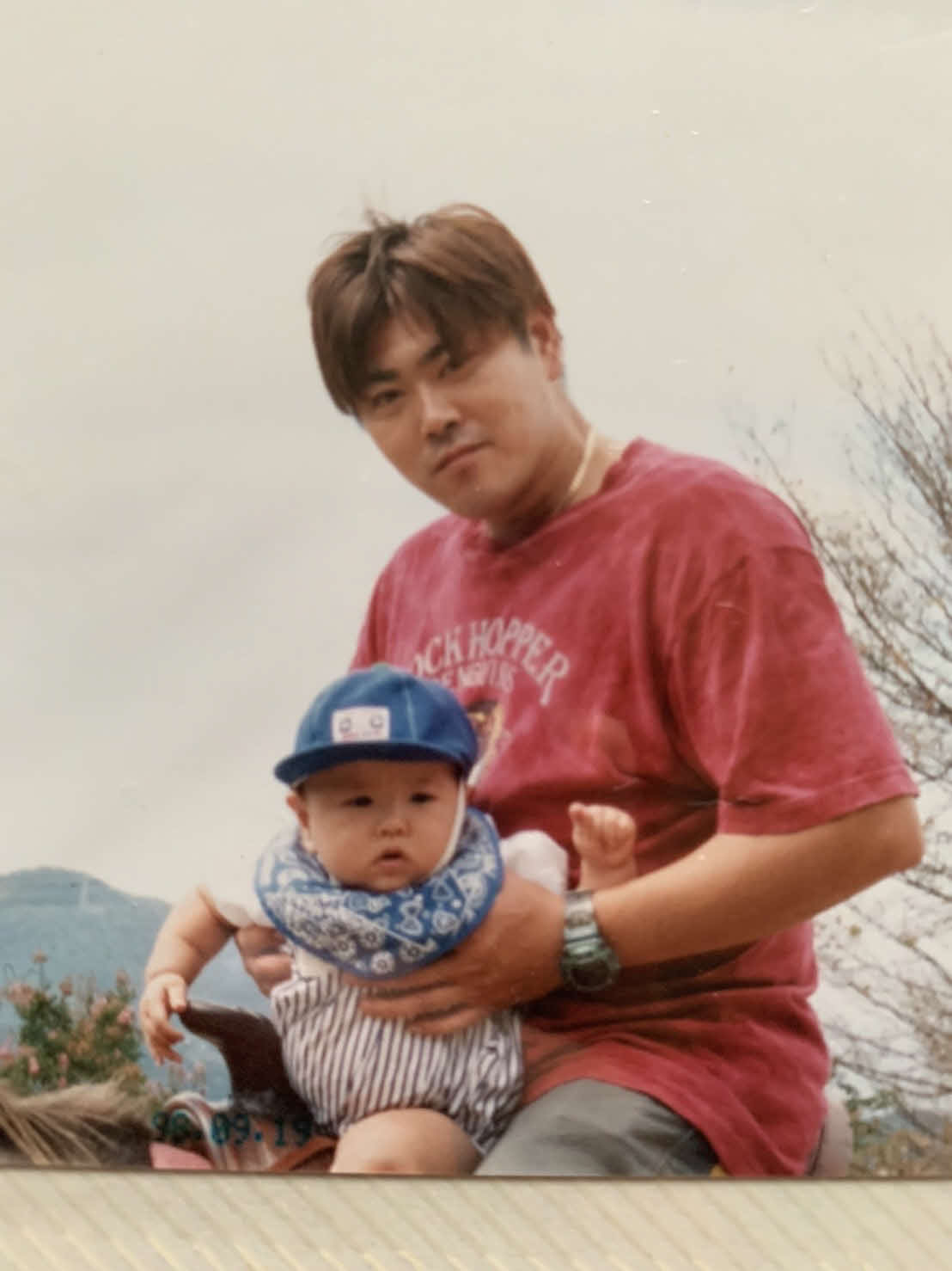父の正喜さんに抱きかかえられる、幼き日のソフトバンク津森