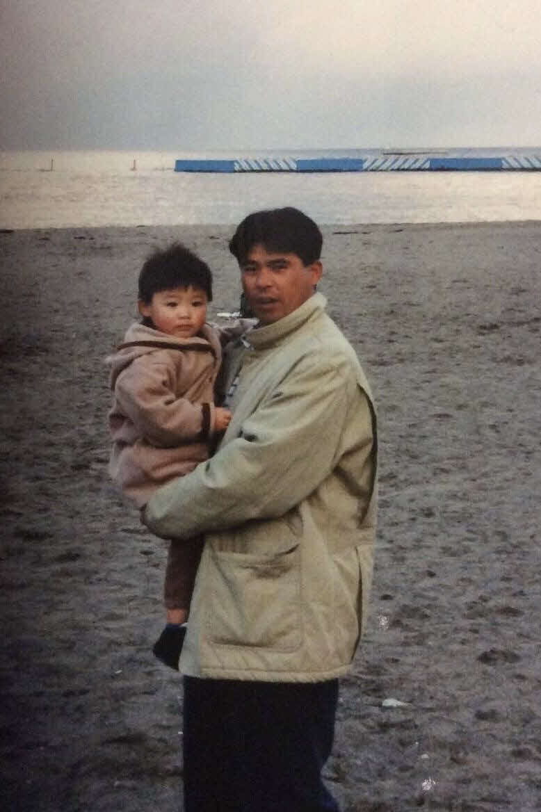 幼少期のオリックス山崎福也投手（29）と息子を抱きかかえる父・章弘さん（本人提供）
