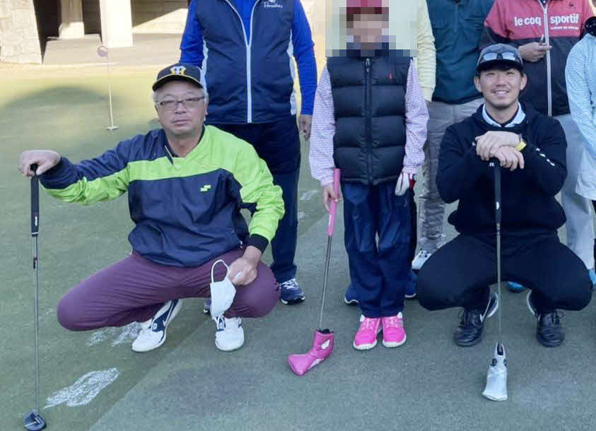 22年1月、ゴルフ場で記念撮影する阪神伊藤将（右）と父正宏さん（家族提供、一部加工）