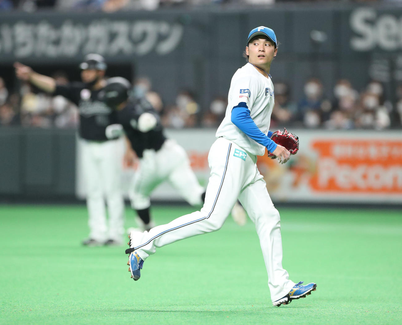 日本ハム対ロッテ　5回表ロッテ1死二塁、中村奨に適時二塁打を打たれる伊藤（撮影・佐藤翔太）