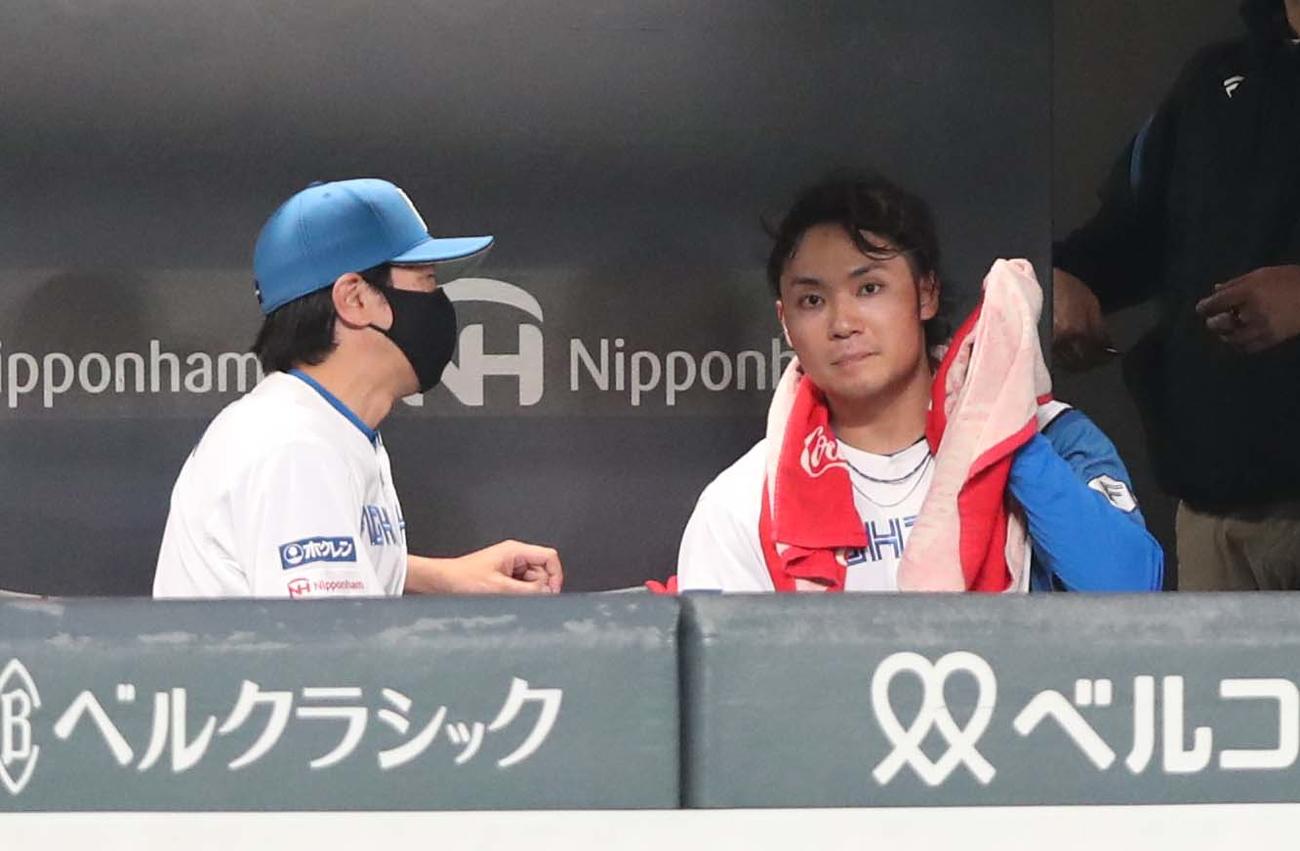 日本ハム対ロッテ　6回を投げ終え武田勝投手コーチ（左）と話す伊藤（撮影・黒川智章）