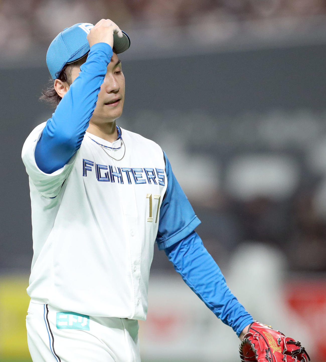 日本ハム対ロッテ　先制を許し肩を落としながらベンチに戻る伊藤（撮影・佐藤翔太）