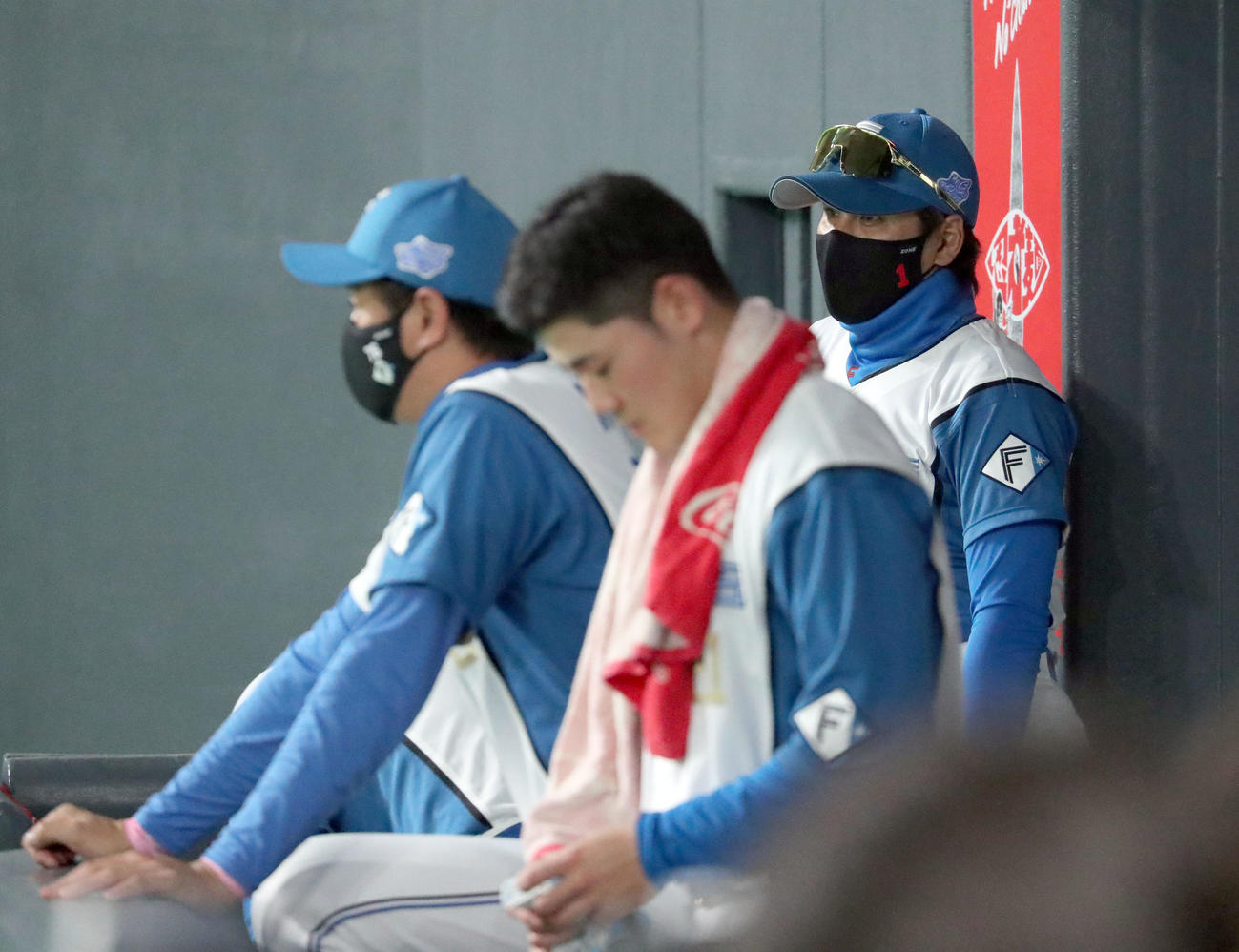 日本ハム対ロッテ　グラウンドを見つめる日本ハム新庄監督。中央手前は三振に終わりうつむく清宮（撮影・佐藤翔太）