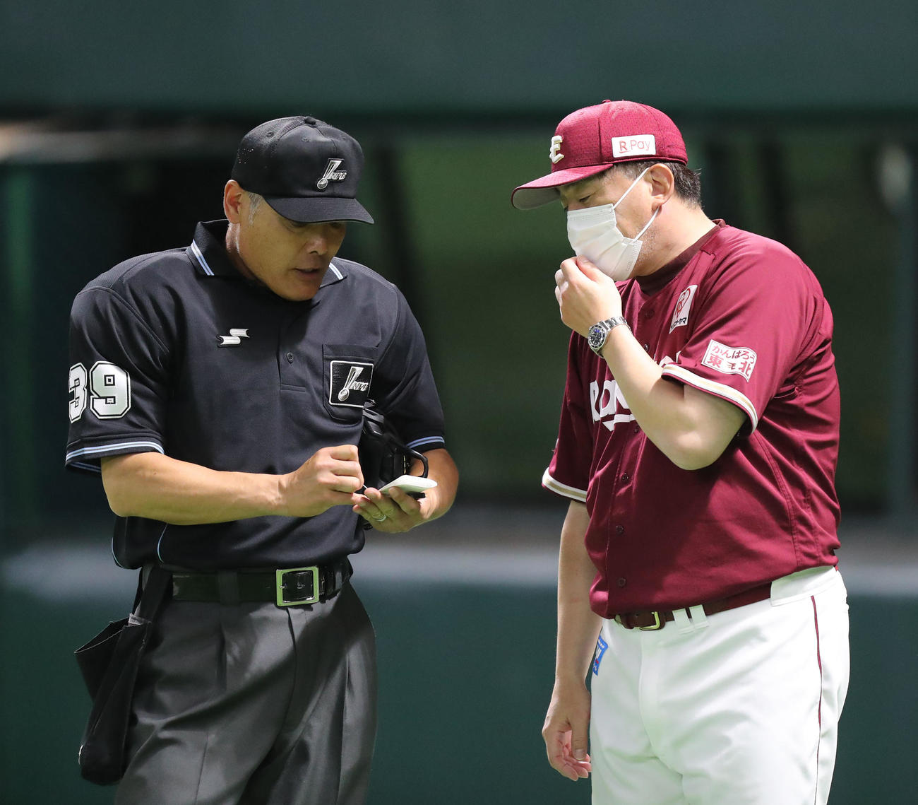 ソフトバンク対楽天　延長10回裏に投手の交代を告げる石井監督（撮影・屋方直哉）