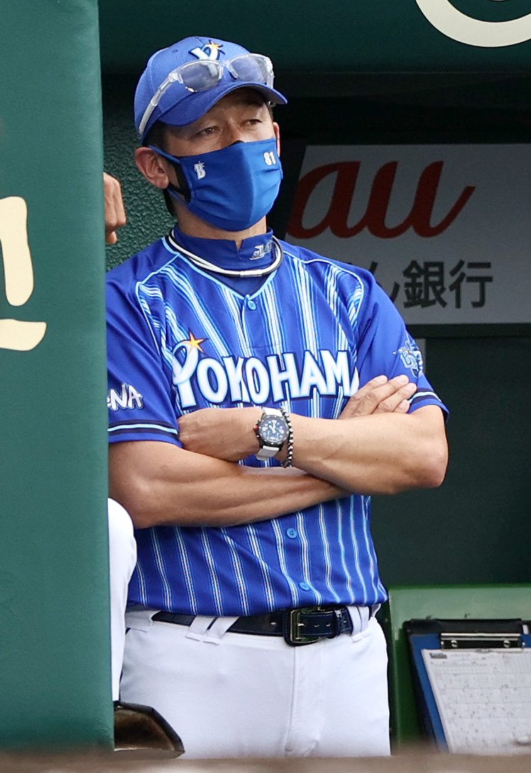 阪神対DeNA 9回、腕組みして戦況を見つめるDeNA三浦監督（撮影・上山淳一）