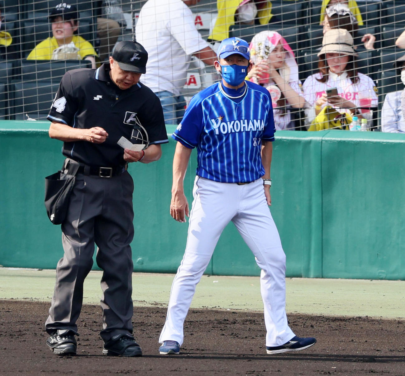 阪神対DeNA 6回裏、選手交代を告げる三浦監督（撮影・加藤哉）