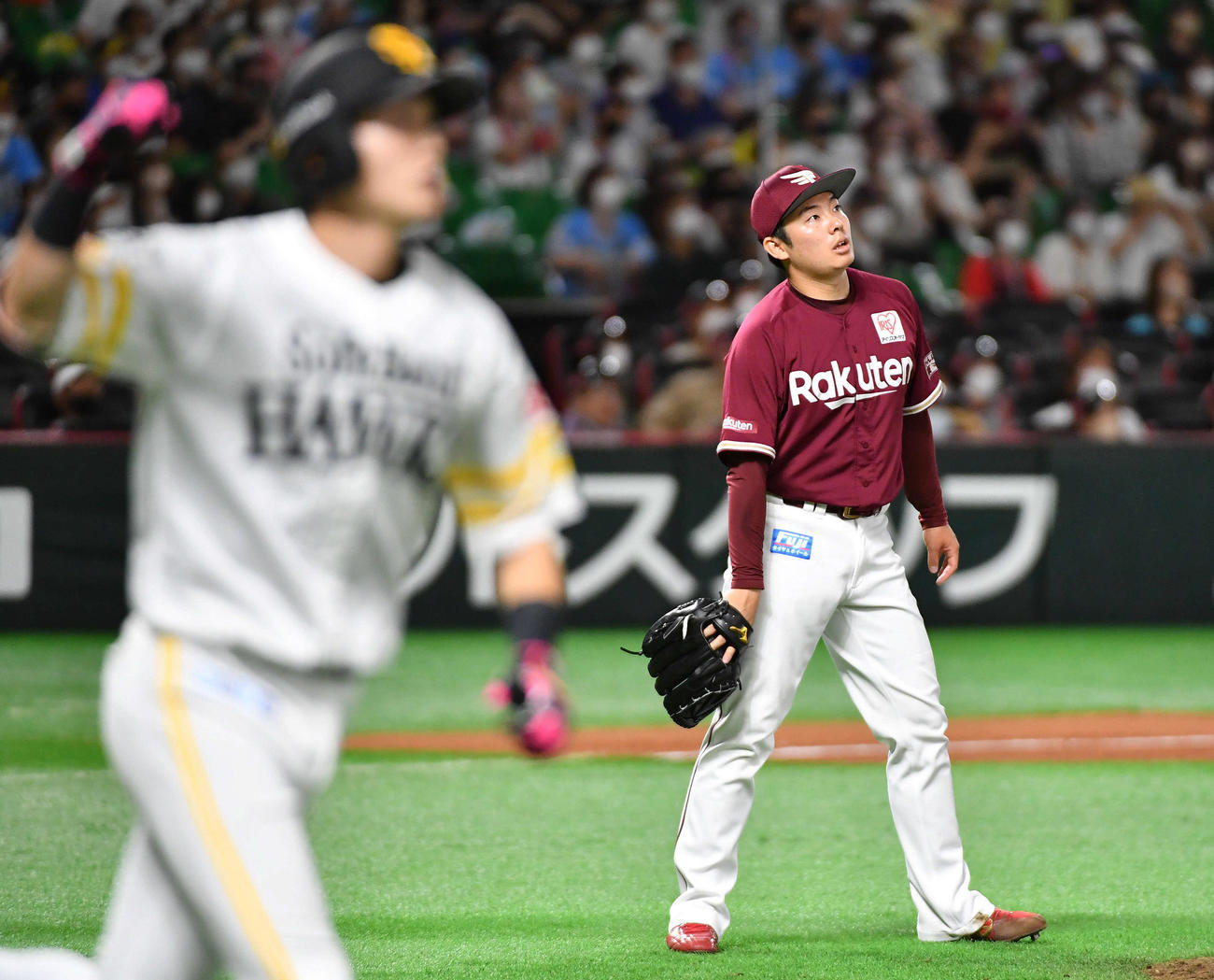 ソフトバンク対楽天　延長10回裏ソフトバンク1死一塁、周東（左）に右越えサヨナラ2点本塁打を打たれた松井裕（撮影・岩下翔太）