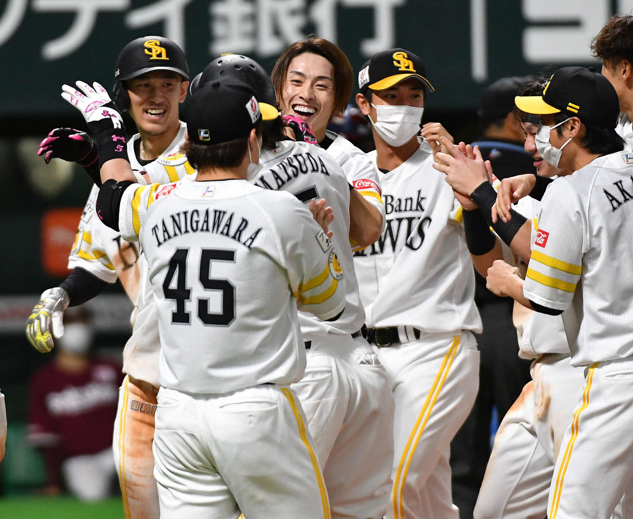 ソフトバンク対楽天　延長10回裏ソフトバンク1死一塁、右越えにサヨナラ2点本塁打を放った周東（中央）は、松田（左から3人目）らナインと抱き合って喜ぶ（撮影・岩下翔太）