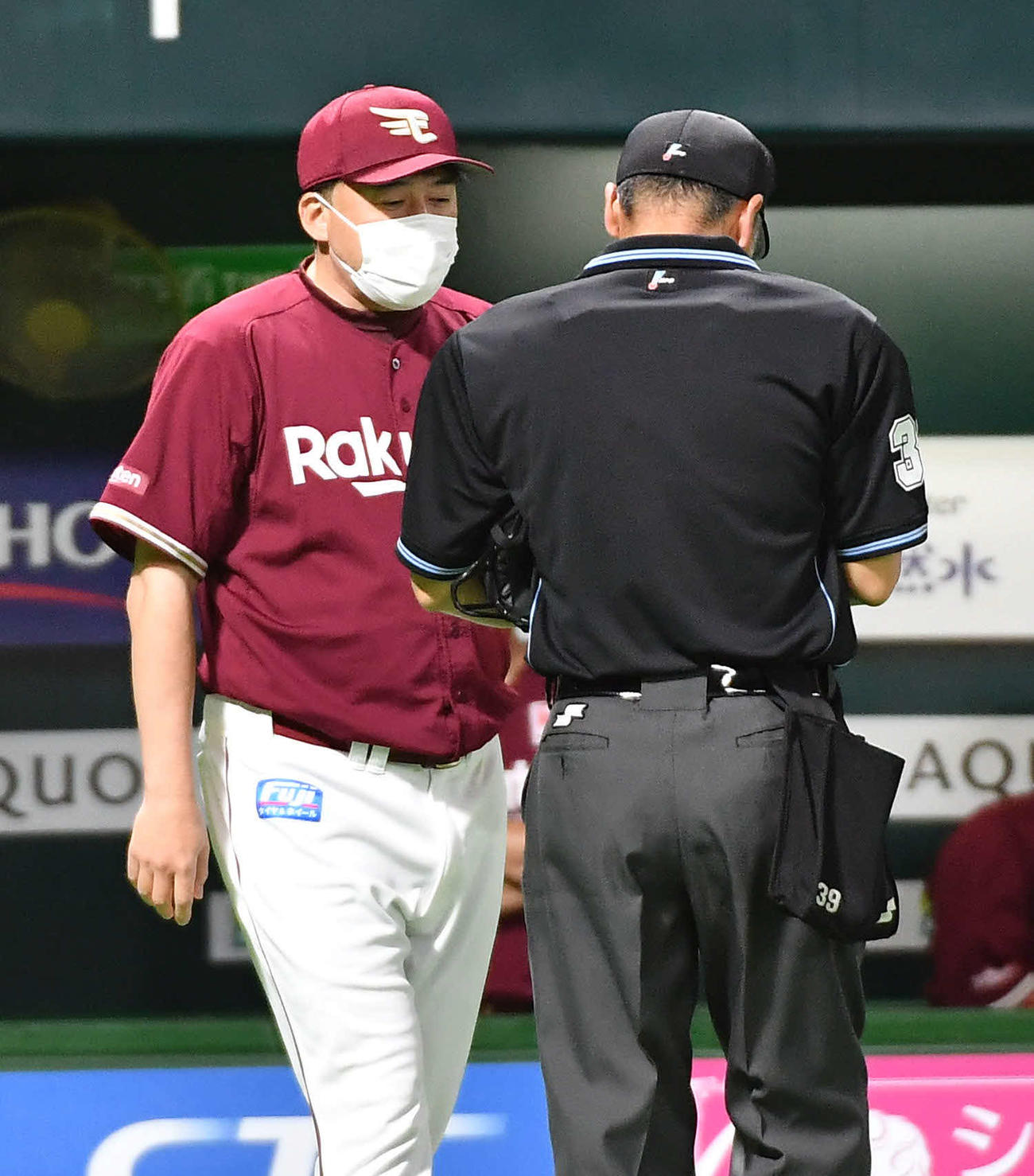 ソフトバンク対楽天　6回裏ソフトバンク1死三塁、投手の交代を告げる石井監督（撮影・岩下翔太）
