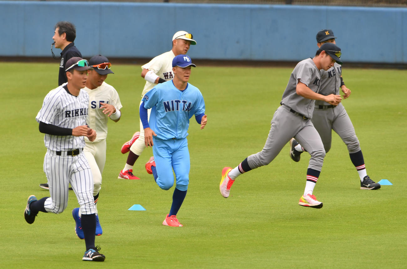 大学日本代表候補選考合宿でダッシュする日体大・矢沢（中央）（撮影・柴田隆二）