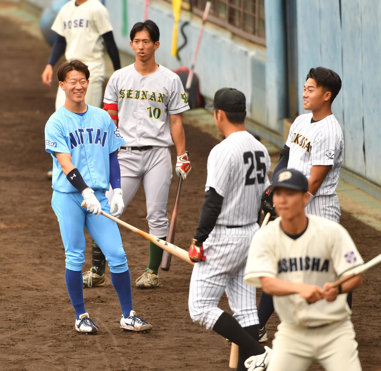 大学日本代表選考合宿で野手と一緒にフリー打撃の順番を待つ日体大・矢沢（左端）（撮影・柴田隆二）
