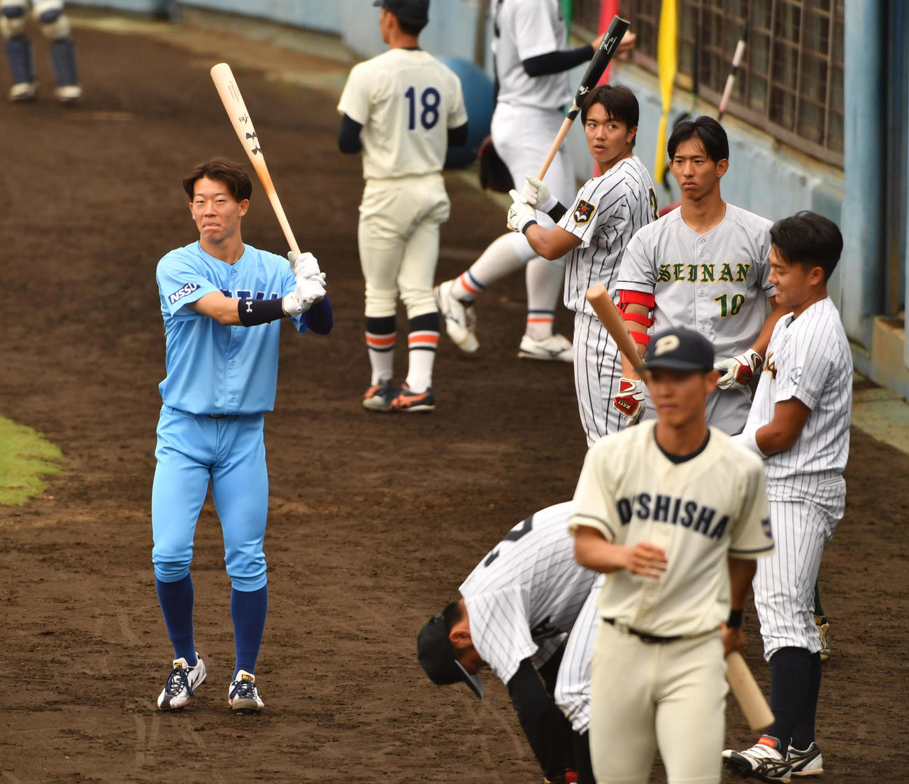 大学日本代表選考合宿で野手と一緒にフリー打撃の順番を待つ日体大・矢沢（左端）（撮影・柴田隆二）