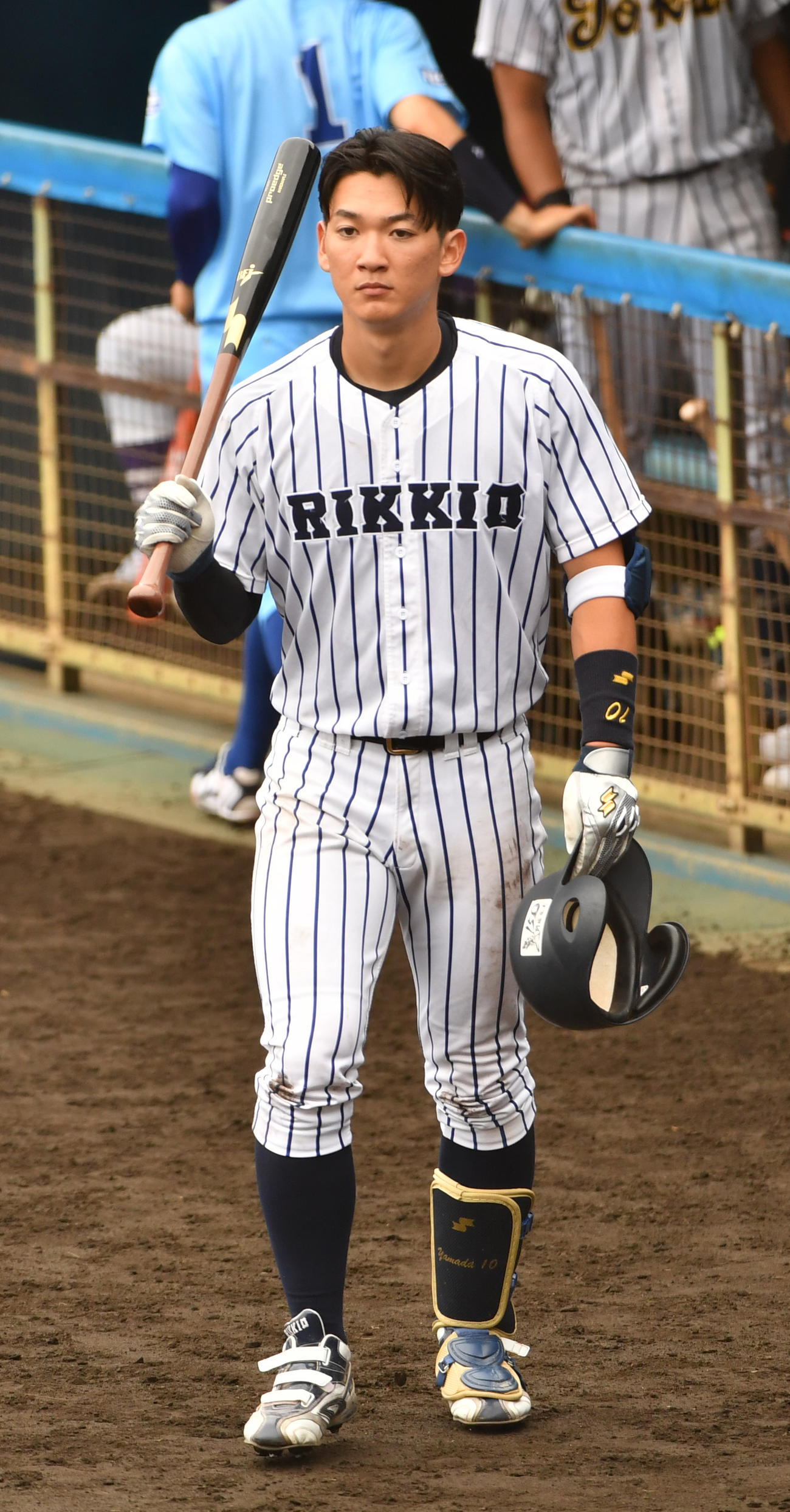 大学日本代表選考合宿でフリー打撃に向かう立大・山田（撮影・柴田隆二）
