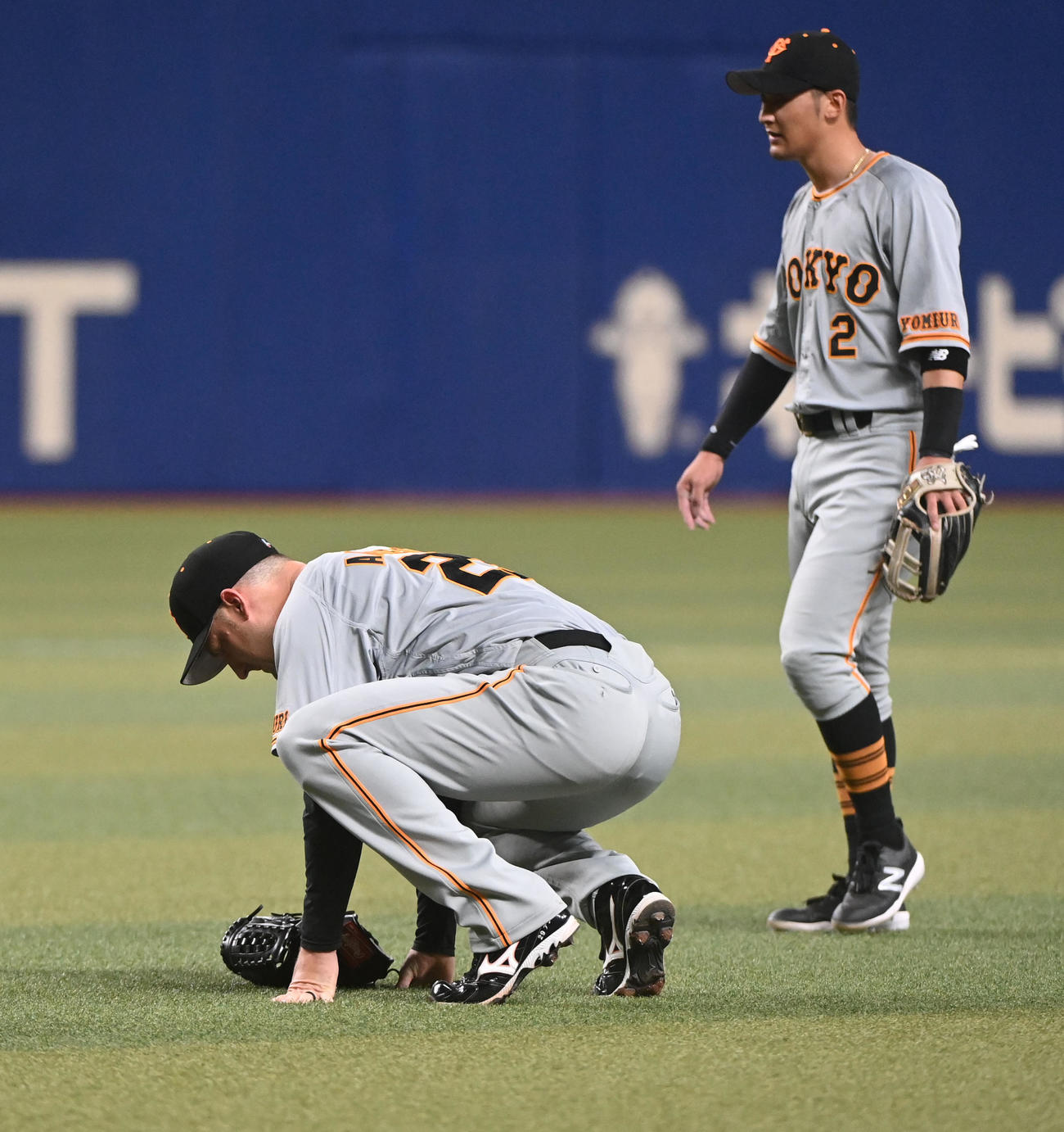 中日対巨人　1回裏中日1死二塁、鵜飼の打球を足に当てうずくまるアンドリース（左）（撮影・森本幸一）