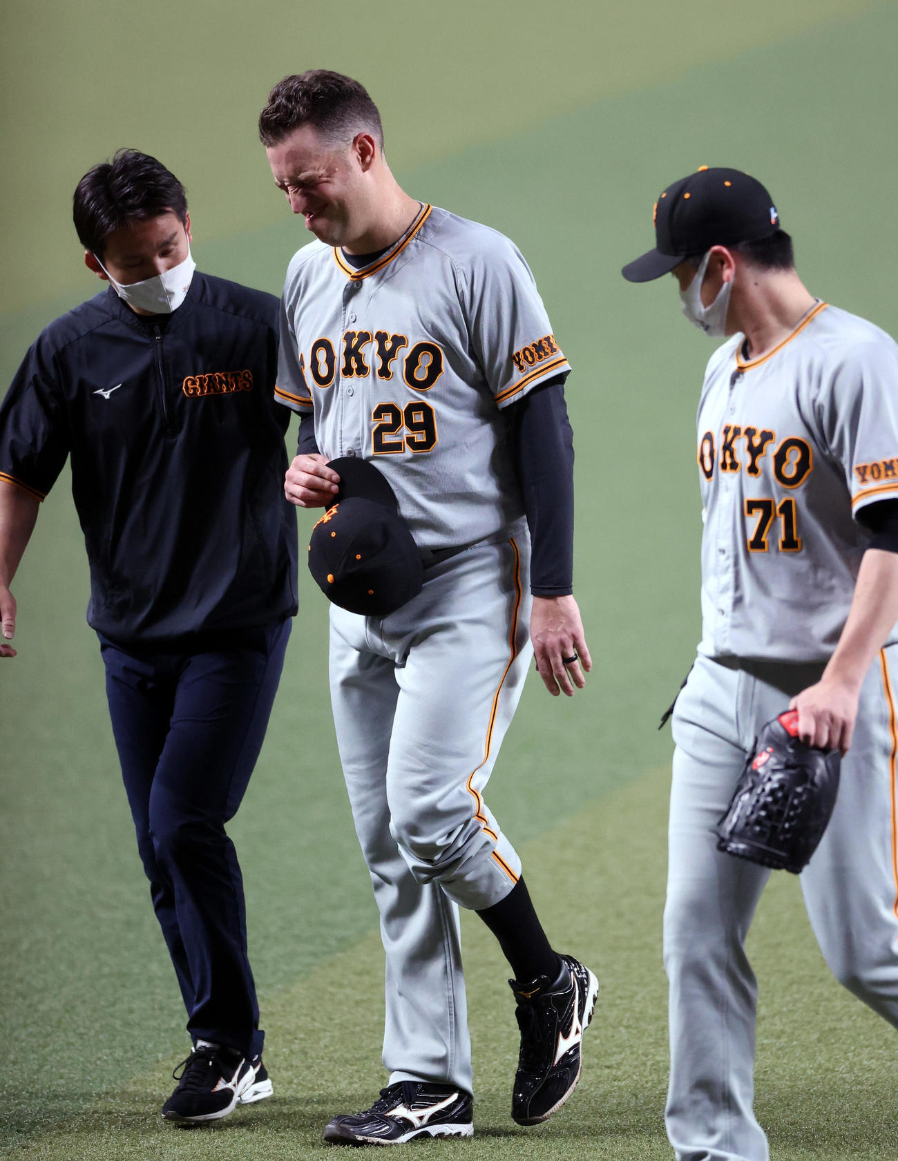 中日対巨人　1回裏中日1死二塁、鵜飼の打球を左足に受け、負傷降板する巨人先発のアンドリース（撮影・狩俣裕三）
