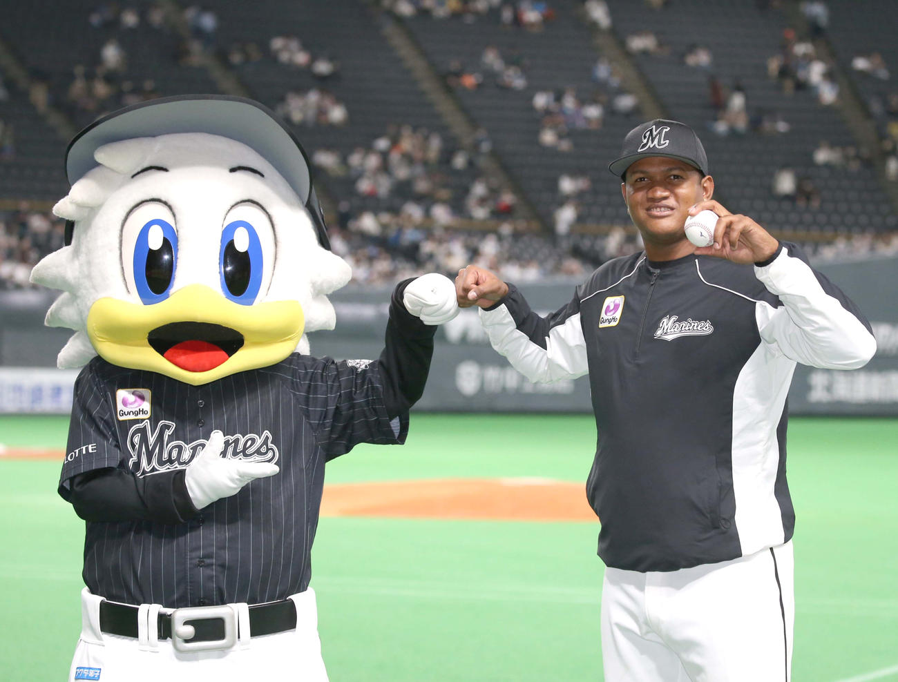ロメロは勝利球を手に笑顔でマーくんとグータッチ（撮影・黒川智章）