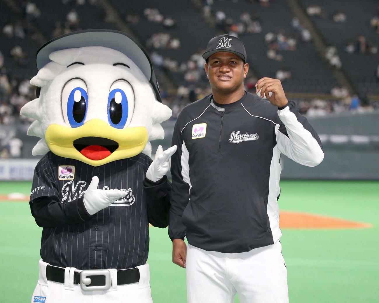 日本ハム対ロッテ　試合後、ガッツポーズのロメロ（撮影・黒川智章）