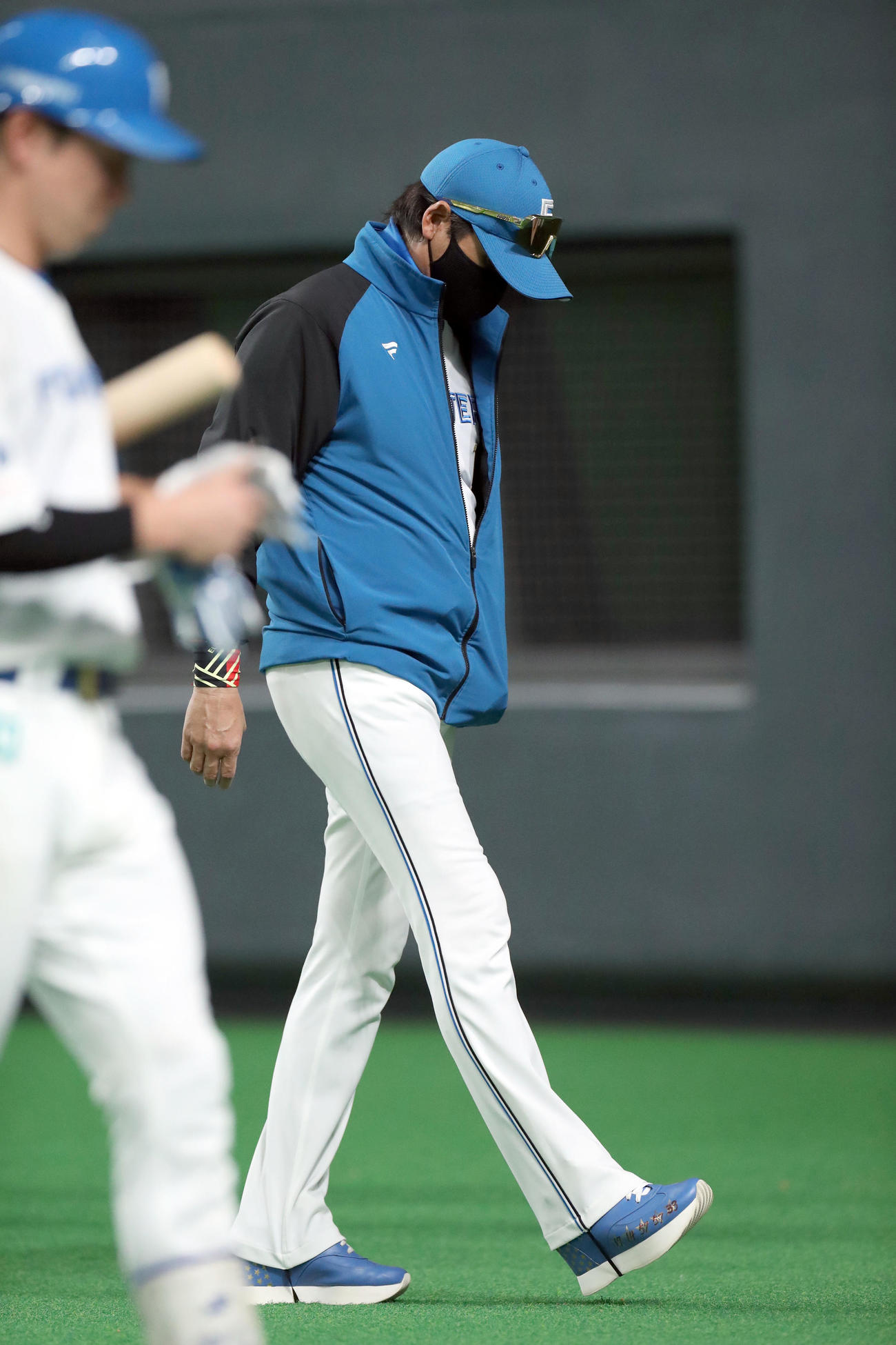 日本ハム対ロッテ　選手交代を告げうつむきながらベンチに戻る日本ハム新庄監督（撮影・佐藤翔太）