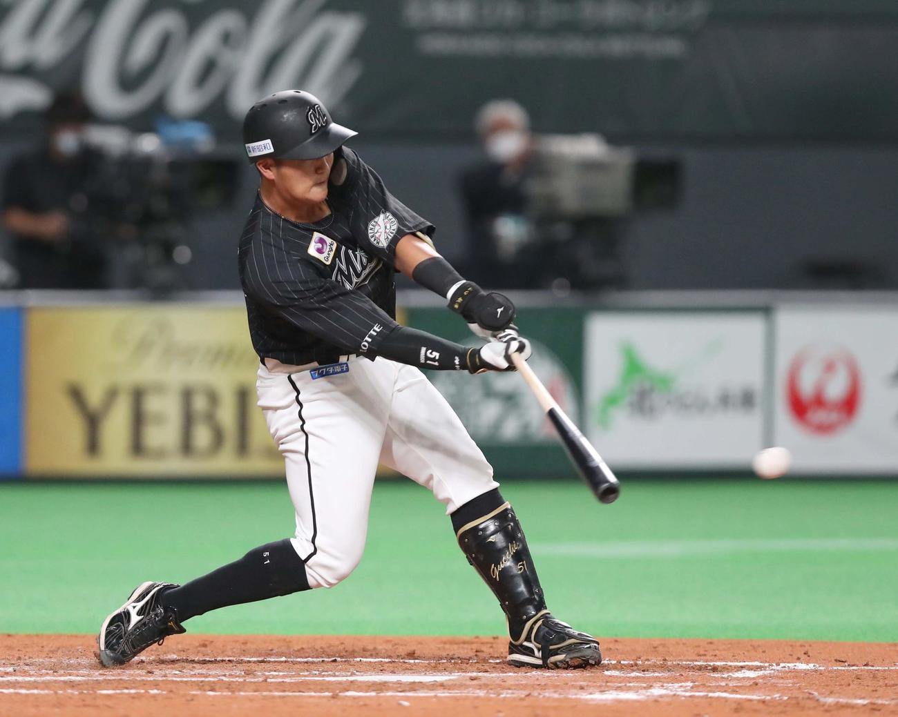 日本ハム対ロッテ　3回表ロッテ2死満塁、左前2点適時打を放つ山口（撮影・黒川智章）