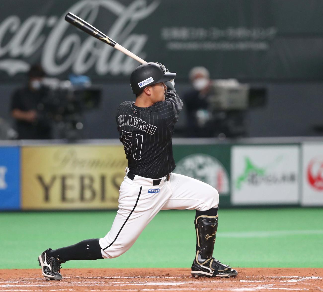 日本ハム対ロッテ　3回表ロッテ2死満塁、左前2点適時打を放つ山口（撮影・黒川智章）